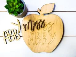 DIY Teacher Gifts | DIY Teacher Apple Sign | DIY Teacher Gifts Thank You | DIY Teacher Appreciation Gift | Teacher Gifts Personalized Sign